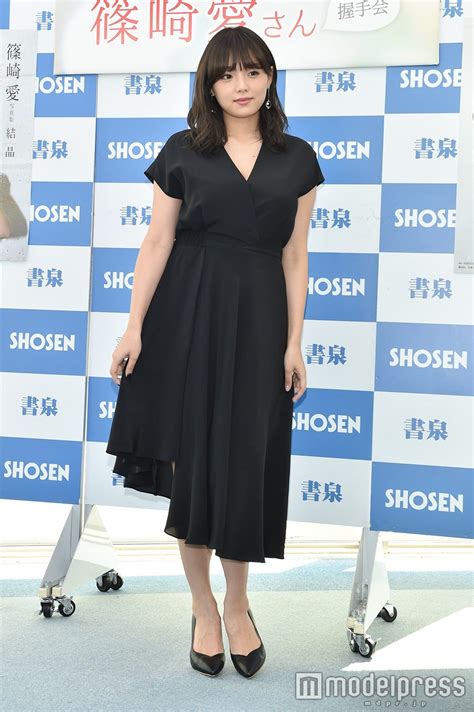 篠崎愛、手ブラショット挑戦の想い 「下乳とか…」初解禁を振。